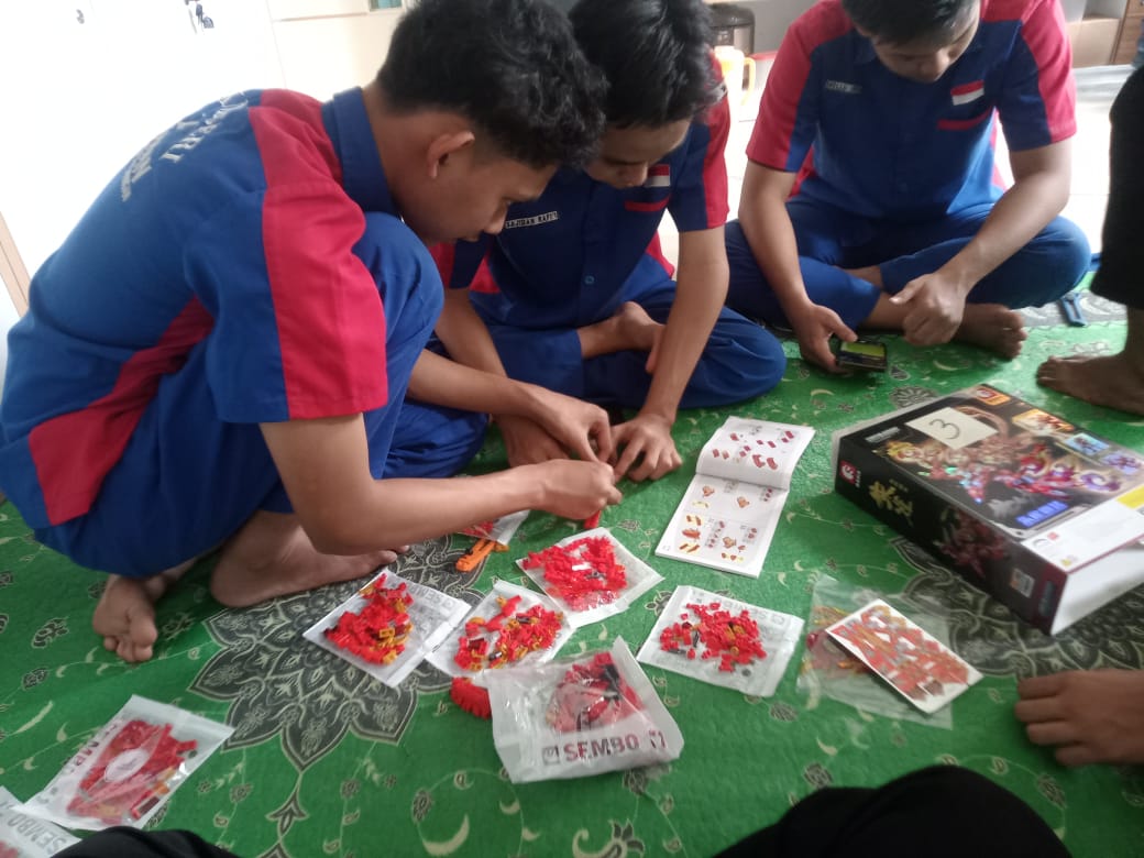 merakit mainan dari hadiah lomba