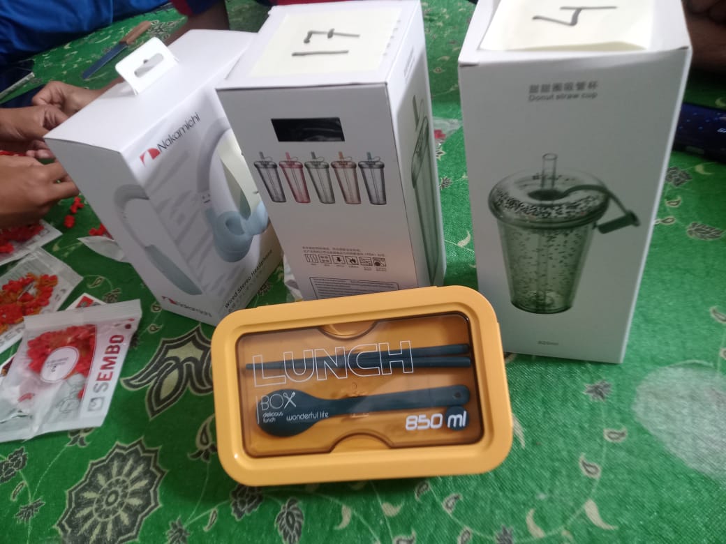 Makan bersama di restoran